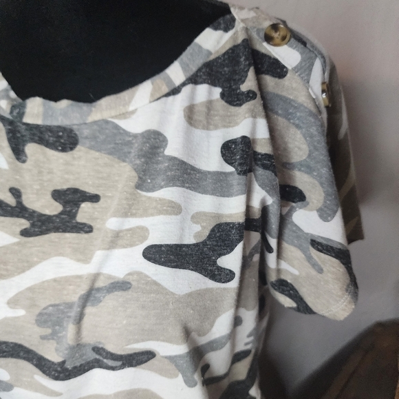 89th & Madison Camo Button Accent Tee Size Small - Picture 3 of 5